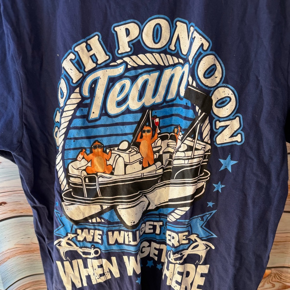 🌹Navy Graphic  Tee. With Sloth‎ pontoon team.